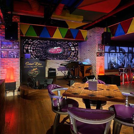 Doubletree By Hilton Doha - Al Sadd Hotel Buitenkant foto The interior of a typical Hard Rock Cafe