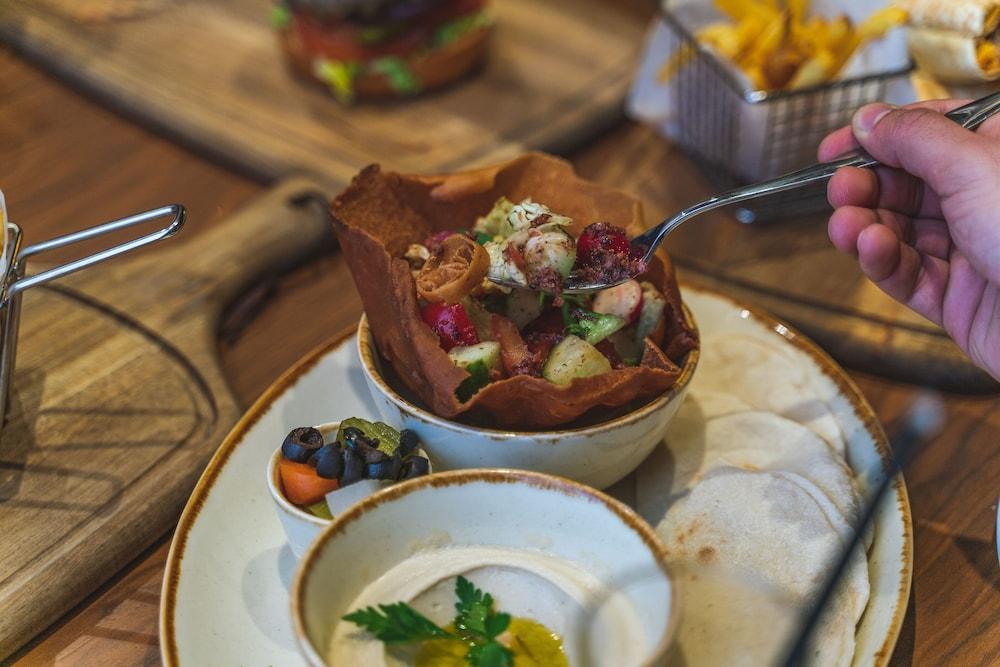Doubletree By Hilton Doha - Al Sadd Hotel Buitenkant foto A Greek salad served in a pita