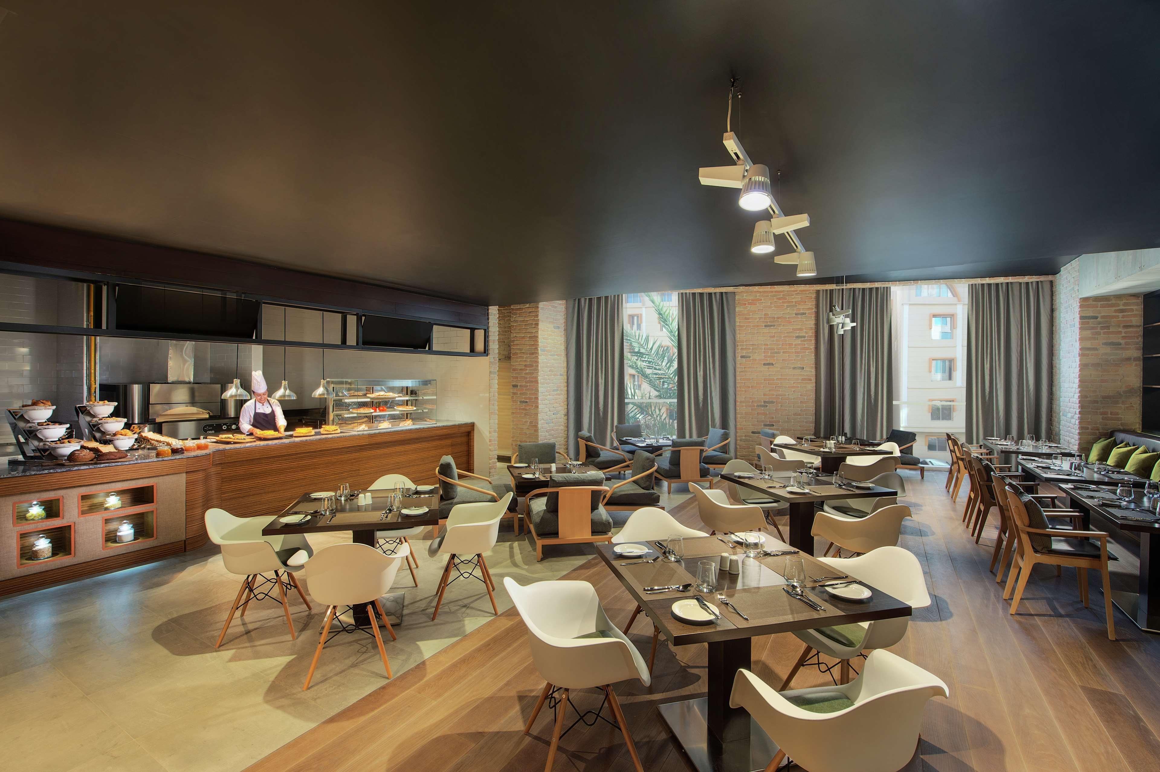 Doubletree By Hilton Doha - Al Sadd Hotel Buitenkant foto Restaurant