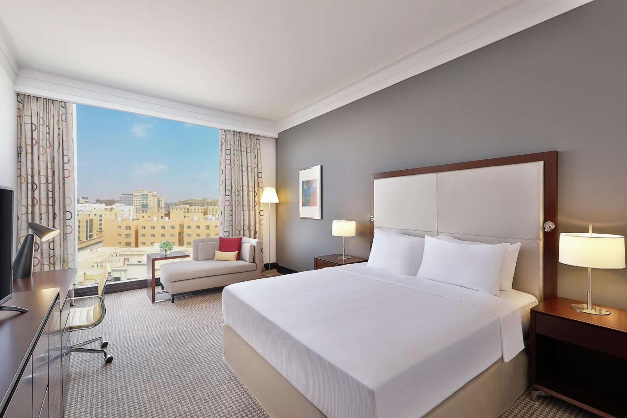 Doubletree By Hilton Doha - Al Sadd Hotel Buitenkant foto A guest room at the hotel