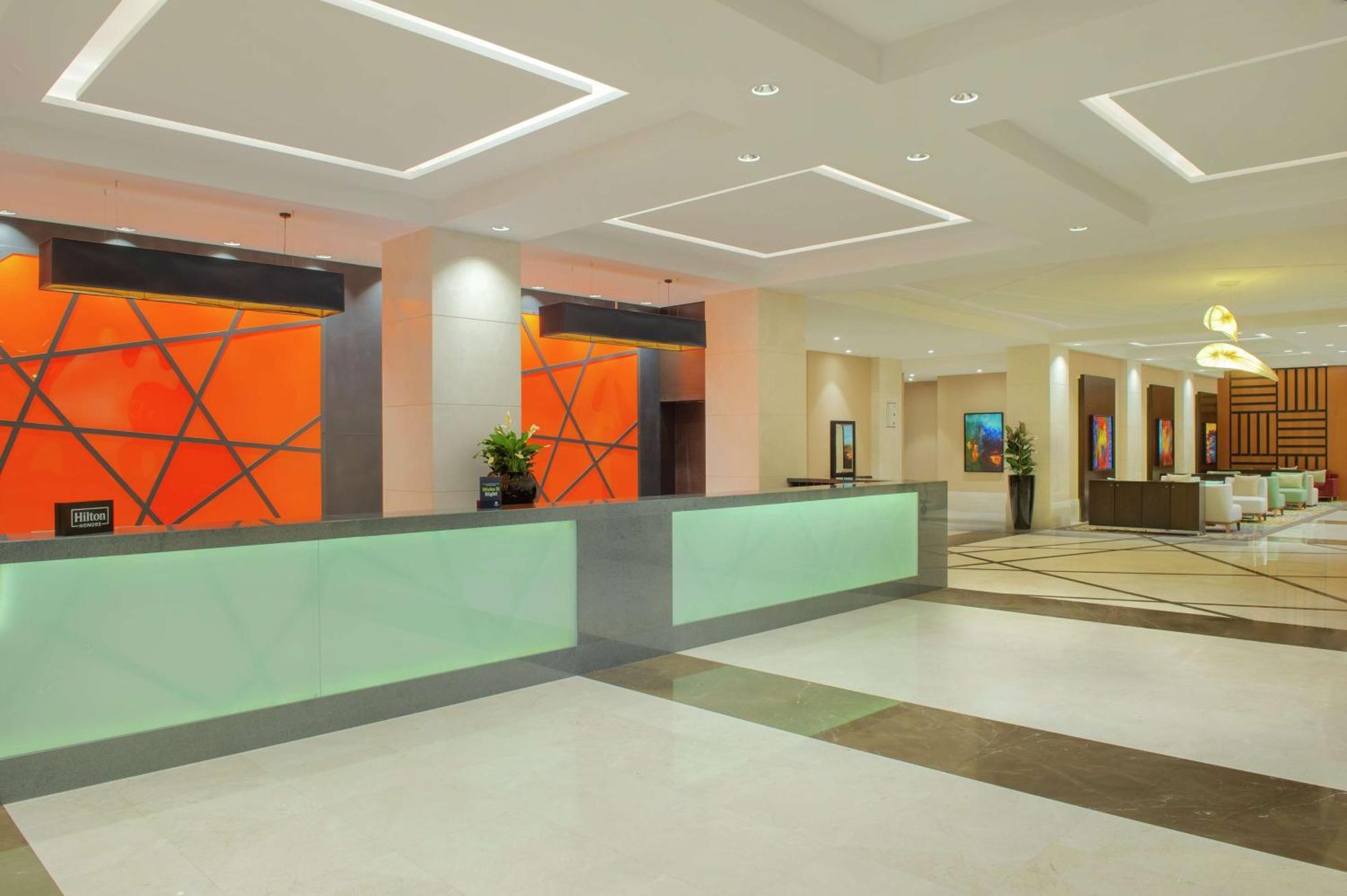 Doubletree By Hilton Doha - Al Sadd Hotel Buitenkant foto Lobby