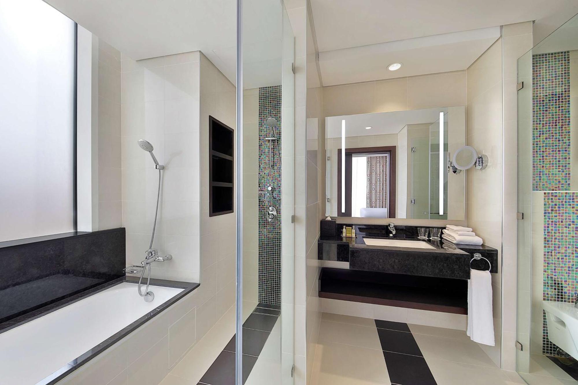 Doubletree By Hilton Doha - Al Sadd Hotel Buitenkant foto Bathroom