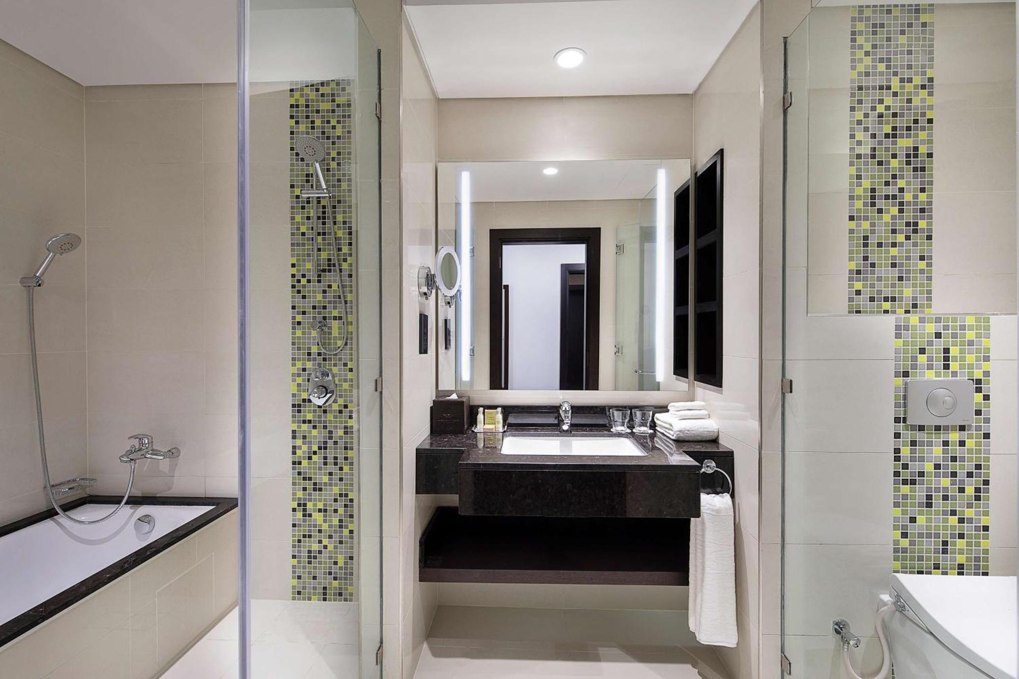Doubletree By Hilton Doha - Al Sadd Hotel Buitenkant foto Bathroom
