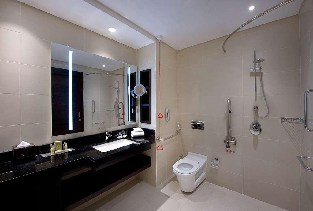 Doubletree By Hilton Doha - Al Sadd Hotel Kamer foto A bathroom in a hotel