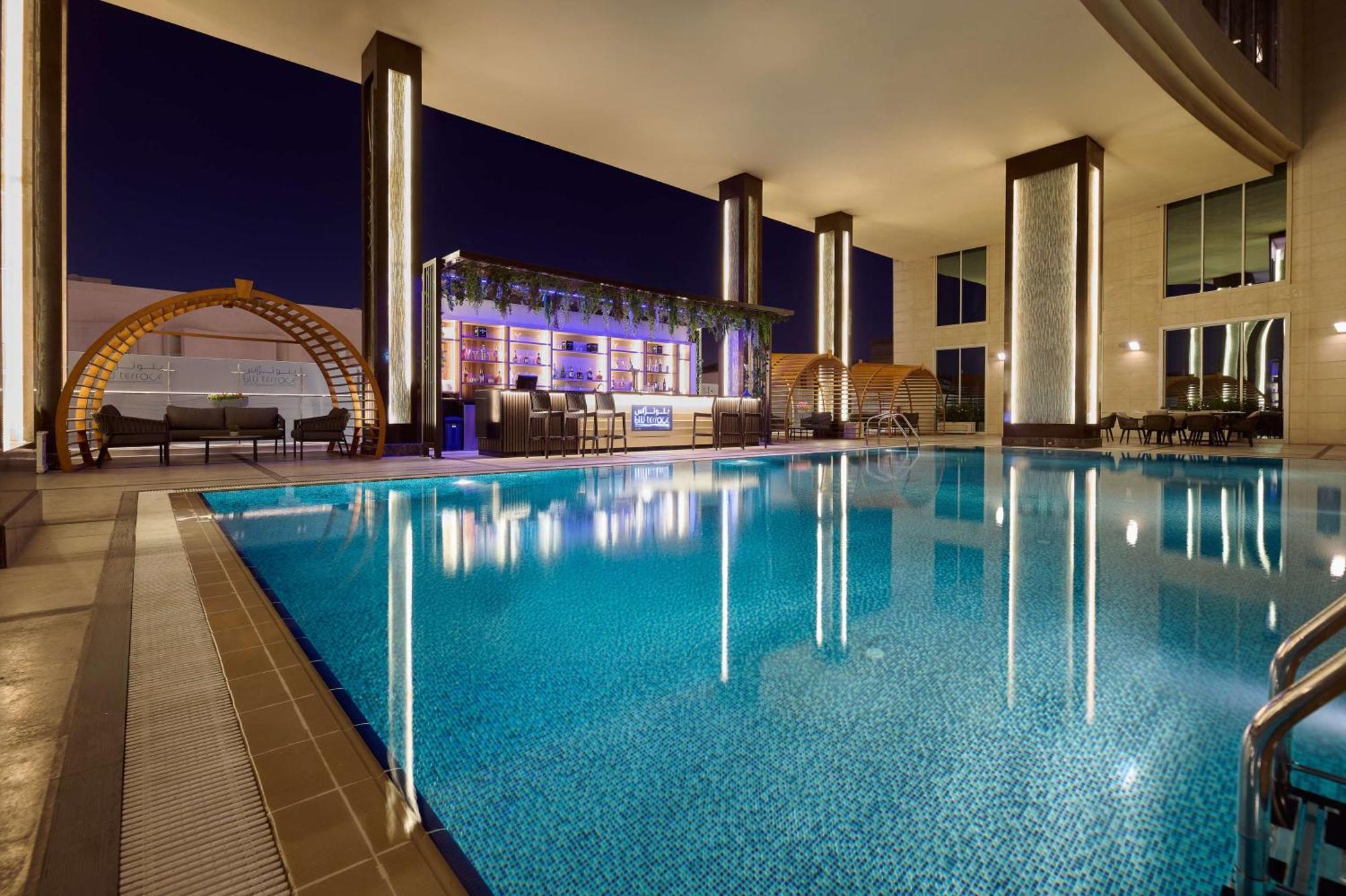 Doubletree By Hilton Doha - Al Sadd Hotel Buitenkant foto The swimming pool at the hotel