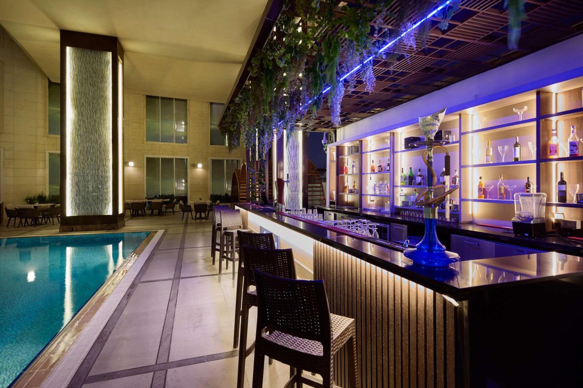 Doubletree By Hilton Doha - Al Sadd Hotel Buitenkant foto The bar at the pool