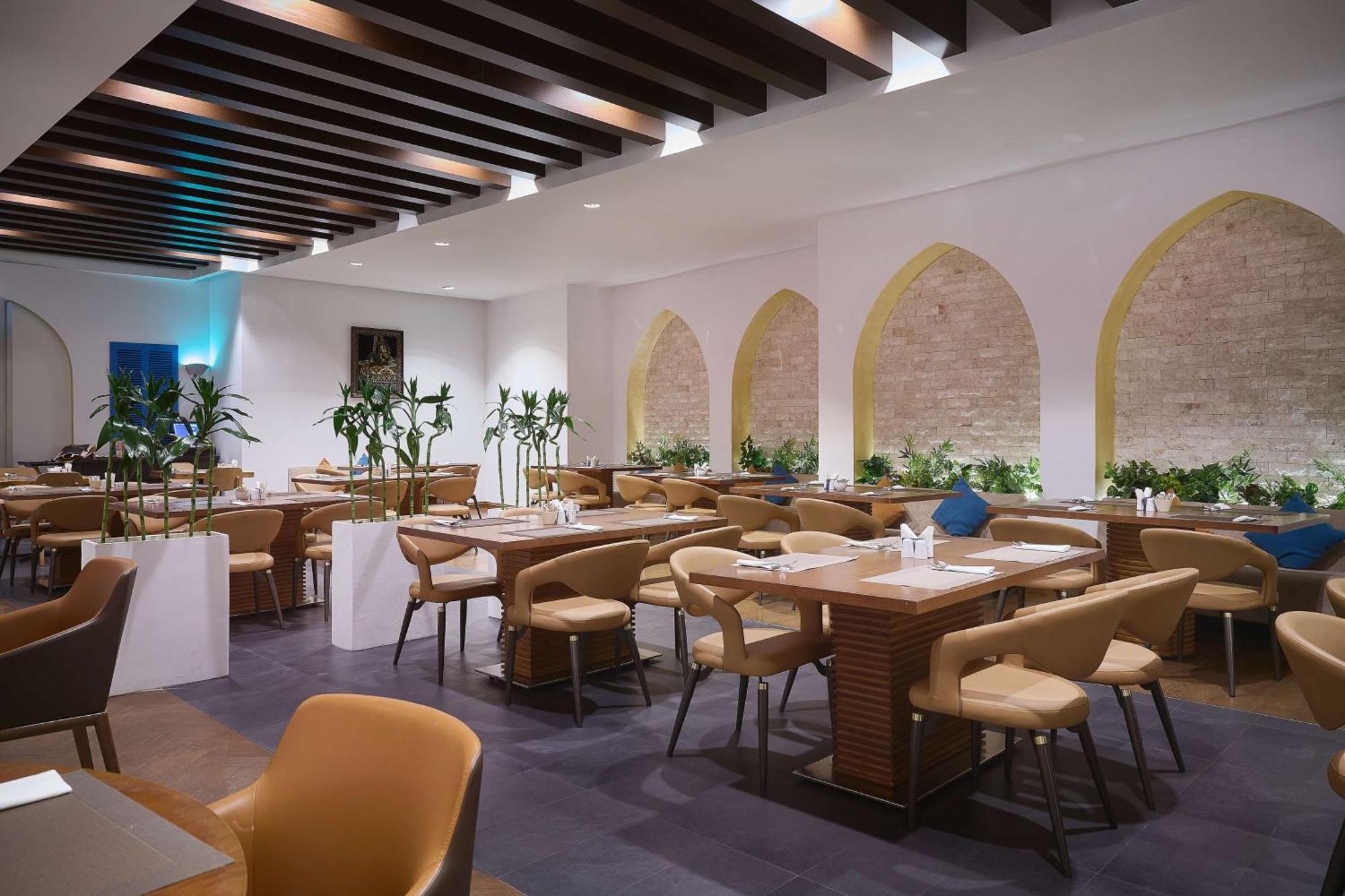 Doubletree By Hilton Doha - Al Sadd Hotel Buitenkant foto The restaurant